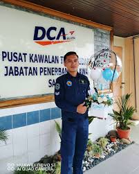Pengawal trafik udara menyelaraskan pergerakan trafik udara. Menara Kawalan Trafik Udara Kawalangaleri