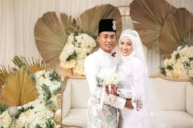 Akan dpt baju pengantin lelaki, sampin ( bukan dlm gambar) baju perempuan dan veil. Masa Nikah Patutnya Bawah Lutut Ke Atas Lutut Pengantin Lelaki Faqi