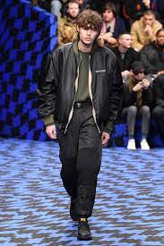 Quando pensiamo ai capelli ricci, siamo soliti associarli soprattutto ai. Novita Trend Capelli Uomo 2020 Riccioli E Mullet Sono Tornati Eccome Adversus