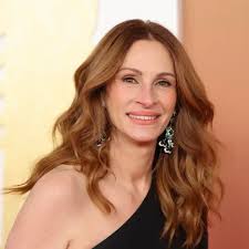 Eileen Madrid, maquilladora de Pamela Anderson (57 años): "Siempre  oscurecemos el borde del labio al perfilar , y Pamela dice que le hace  sentir como si estuviera de nuevo en los 90"