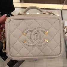 This stylish shoulder bag is crafted of luxurious diamond quilted caviar leather. 72 Elia Innamorati Porte Bags Accessories Ideas Chanel Bag Bags Chanel Vanity Case