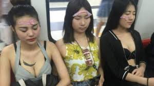 Begitu celananya kutarik, batangnya langsung melonjak berdiri seperti ada pernya. Wanita Seksi Ini Bikin Heboh Satu Gerbong Kereta Saat Pakai Kondom Di Wajah Tribun Sumsel