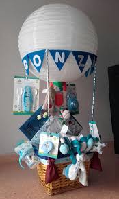 Antes de ponerse manos a la obra, es conveniente colocar todo el material y utensilios encima de la mesa de trabajo 6 pañales para el piso de arriba. Cesta De Panales Cesta De Panales Cesta Bebe Cesta Regalo Bebe
