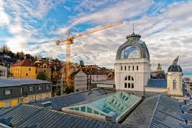 Jahrhunderts, unter ihnen die alten thermalbäder, die trinkhalle cachat, die spielbank, die alten paläste oder noch die villa lumière die das rathaus birgt. Earthernware Stadtmobel In Evian Les Bains Frankreich Lizenzfreie Fotos Bilder Und Stock Fotografie Image 46135314