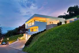 Einfamilienhaus Hanghaus Klaus Modern Edelstahlpool Luxushaus Mit Pool Luxushaus Im Hang Bauen Am Hang Architektur Haus Haus Architektur