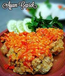 Kenikmatan menyantap ayam goreng terasa kurang lengkap tanpa kremesan. Resep Ayam Geprek Super Pedas By Dhiahoddie Resep Ayam Resep Masakan Resep