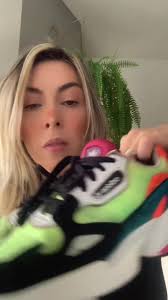 Dica de comadres! Como tirar mancha de tênis colorido 🩵🤍🩷💜🧡  #manchadetenis #tiramanchas #teniscolorido #adidas #adidasfalcon  #semorinfunciona