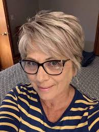 I'm 65 and finally changed my look with this short haircut. I don't know if  it fits me well. Your constructive criticism is welcome, thank you very  much. 😍❤️.