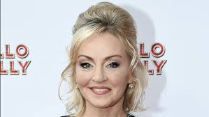 Singer signed at 8ball music tv host at avrotros leading role in musical the bodyguard positive vibes only! Deze Gtst Actrice Maakt Een Comeback In De Serie Grazia