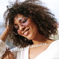 Voilà une marque qui n'a pas peur de briller ✨ ! En mariant la joaillerie  avec la lunetterie, SWAROVSKI nous offre des montures qui attirent  naturellement l'œil et émerveillent. Une chose est