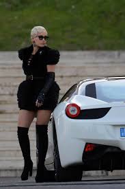 원더월 아티스트 클래스를 통해 이젠 당신이 아티스트가 되어보세요. Rita Ora Flashes Her Bottom In A Tiny Fur Outfit And Thigh High Boots As She Films Raunchy Scenes In Rome On Set Of New Movie Wonderwell