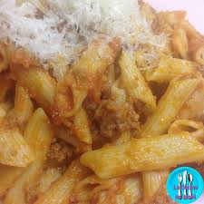 Los macarrones son un tipo de pasta preparada con agua, harina de trigo y, en ocasiones, huevo. Macarrones A La Catalana