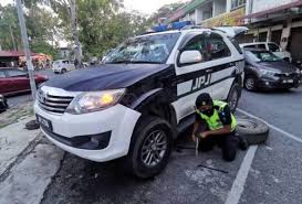 Jun 23, 2021 · baca >>> bmw m1000rr lancar di filipina, harga rm255k! Ugut Tikam Tayar Kenderaan Jpj 5 Individu Termasuk Nenek Ditahan Astro Awani