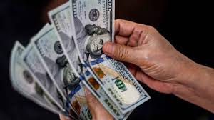 الدولار يتأرجح بين انخفاض أسعار النفط واحتمال رفع الفائدة