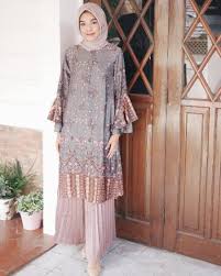 Karena model tunik batik ini memiliki desain dan model terbaru dengan motif batik yang khas dan modis khas anak remaja dengan memadukan ada beragam pilihan model tunik batik yang bisa anda pilih, diantaranya ada model tunik batik mini dress, modifikasi cape, asimetris, dan model. 30 Model Tunik Batik Elegan Cantik Modern 2019