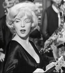 La storia per sommi capi è questa. Galleria Fotografica A Qualcuno Piace Caldo Mymovies
