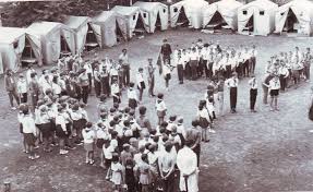 Není nikdo, kdo by ji neznal a kdo by ji neuměl napodobit. Pionyrske Tabory Those Were Proper Camps At Least 3 Weeks Not A Measly One Like Here Photo Retro Vintage Photos