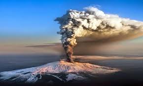 El volcán italiano etna entró en erupción de forma espectacular, al lanzar lava y columnas de ceniza a varios metros de altura. Volcan Etna En Catania El Mas Grande De Europa El Souvenir