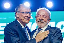 PT registra no TSE candidatura de Lula à reeleição para a Presidência, com Alckmin como vice