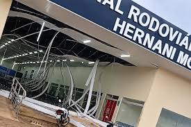 Fortes rajadas de vento derrubam postes, árvores e o forro do terminal rodoviário de Guaraí