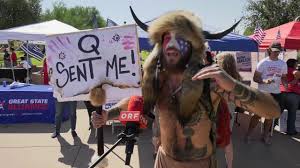 Schamane jake angeli dringt in den sitzungssaal des senats vor. Qanon Shaman Jake Angeli Interview Orf Youtube