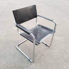 Un fauteuil en cuir de ces premières années fait de cubes a une apparence aussi constructiviste que les chaises à lattes, ressemblant de très près aux . Chaise Moderniste Tubes Chromes Et Cuir Sellier Dlg Breuer