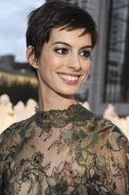 Anne hathaway ama cambiare look e sfoggiare stili diversi. Pin On Elle Beauty Capelli