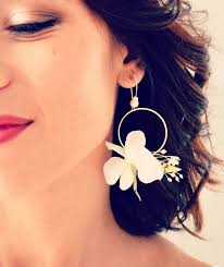 Célébrez chaque facette de votre personnalité avec la gamme saisissante de boucles d'oreilles de pandora. Boucles D Oreilles A Fleurs Naturelles Ivoire Et Or Bijoux Mariage Tendances Mes Tites Lilis