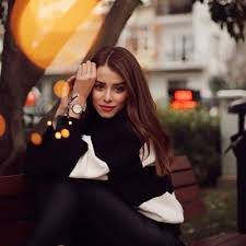 İlk olarak 2011 yılında bir çocuk sevdim dizisiyle oyunculuğa başlamıştır. Ilayda Alisan Laydaalan4 Twitter