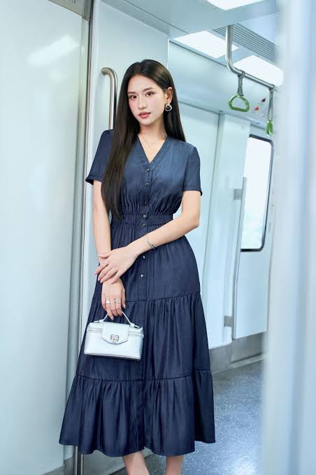 Thiết kế váy denim xếp tầng bồng bềnh duyên dáng với phần eo bo nhẹ tôn vòng eo thon gọn