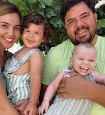 Kuzey ve mete adında iki çocukları olan yenenler çifti, ilk tatil pozlarıyla sevenlerini. Eser Yenenler Den Kotu Haber Berfu Yenenler Hastaneden Paylasti