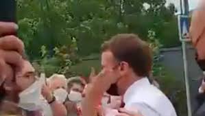 Emmanuel macron s'approchait d'une petite foule rassemblée pour le saluer. 8pptqlbpsfxcwm