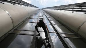 Never before have two building climbers shared their experiences about scaling the world's tallest buildings, battling vertigo, getting arrested and beaten by the police, sprayed by a gushing fire hose, slipping suctions, training techniques, and thoughts of dying. Urban Climber Alain Robert Nicknamed The French Spiderman Scales One Of The Tallest Buildings In Paris Without A Harness Stuff Co Nz
