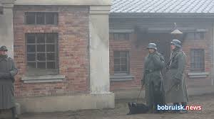 Фильм рассказывает о событиях 1942 года в оккупированной европе. Chto Delali Chernye Bobrujskie Aktery V Filme Uroki Farsi Bobrujsk Novosti