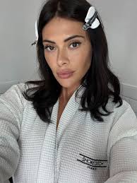 Happy hewitt … eating healthy … back at the gym.. looking after myself …  and then .. Scroll for reality 😫😫😫 a few days apart .. I had to visit  a&e this