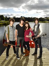 Shane gray (joe jonas) and mitchie torres (demi lovato) have gotten a divorce. Demi Lovato Rewatches Camp Rock Jokes About Being Awkward People Com