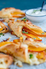 Kurbistaschen Ein Knuspriger Herbst Snack Knusperstubchen Rezept Fingerfood Rezepte Herbst Rezepte Essen