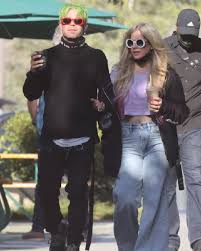 Популярные тексты и переводы песен Pin By Wiola On Avril Lavigne In 2021 Avril Lavigne Mod Sun Malibu