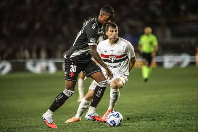 Atitude de torcida em Vasco x S&atilde;o Paulo divide opini&otilde;es: 'At&eacute; o Real Madrid'