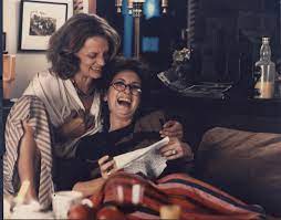 Alicia descubre que sus intentos encontrar la verdad de las situaciónes en argentina choquen con el intento del gobierno cubrir sus maldades con una historia oficial. La Historia Oficial Trigon Film Org