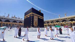 Jadi tetap bertakbir dari mulai rumah sampai tiba di lapangan (tempat shalat ied), tetap bertakbir sambil menunggu imam dan berhenti ketika imam dan khatib memulai khutbahnya. Tanggal Berapa Lebaran Idul Adha 2021