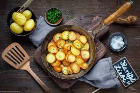 Das Einfache Rezept Fur Klassische Bratkartoffeln Mit Einer Schritt Fur Schritt Anleitung In Bilder Bratkartoffeln Rinderbraten Rezept Knusprige Bratkartoffeln