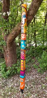 Bemalte Gartenstelen Bemaltes Holz Kunst Fur Den Garten In 2020 Painted Chairs Baseball Bat Painting