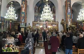Σήμερα στὴν αὐλὴ τῆς ζωοδόχου πηγῆς βρίσκονται οἱ τάφοι τῶν οἰκουμενικῶν πατριαρχῶν. I N Zwodoxoy Phghs Lykobrysh Lao8alassa Sthn Ypodoxh Leipsanwn Agias Elenhs Kai Osioy Nikhforoy Leproy Ekklhsia Online
