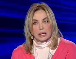 Figlia del doppiatore e direttore del doppiaggio renato izzo, comincia la sua carriera nel mondo dello. Simona Izzo A Caterina Balivo Di Vieni Da Me Confessa Chirurgia Plastica