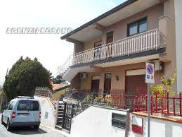 In centro paese ma in contesto tranquillo ed esclusivo, immersa in un parco del '600 ed in. Villa Casa Singola Trecastagni Vendita 160 Mq Camere 2 Bagni 1 Cod 267