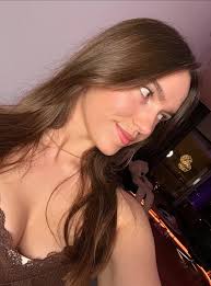 would you be friends with a nerdy girl?🙂