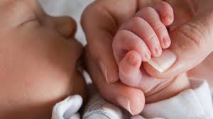 Bayi yang belum sendawa dengan benar setelah menyusu dapat berisiko muntah atau gumoh, bahkan kolik karena ada udara yang terperangkap dalam perutnya. Alasan Pentingnya Bersendawa Bagi Bayi Baru Lahir Setelah Minum Susu Tribun Wow