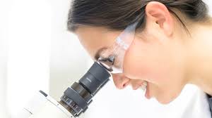 Why wait? New initiative gets students into the lab early