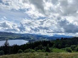 Jezioro loch ness (loch=jezioro po szkocku) ma 39 km dlugosci, 1,5 km szerokosci i 305 m glebokosci. Strona Domowa Mateusza Zoltaka